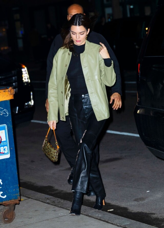 Kendall Jenner 背著的這款 Louis Vuitton Pochette 手袋是 Louis Vuitton 與美國塗鴉藝術家 Stephen Sprouse 的合作