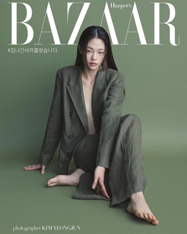 「單眼皮美女」名模 Kim A Hyun 以墨綠西裝登上韓國版《BAZAAR》封面