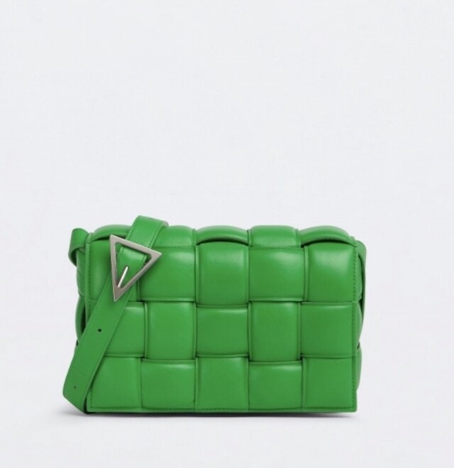 Bottega Veneta Padded Cassette 系列 「BV 綠」色手袋 $24,800