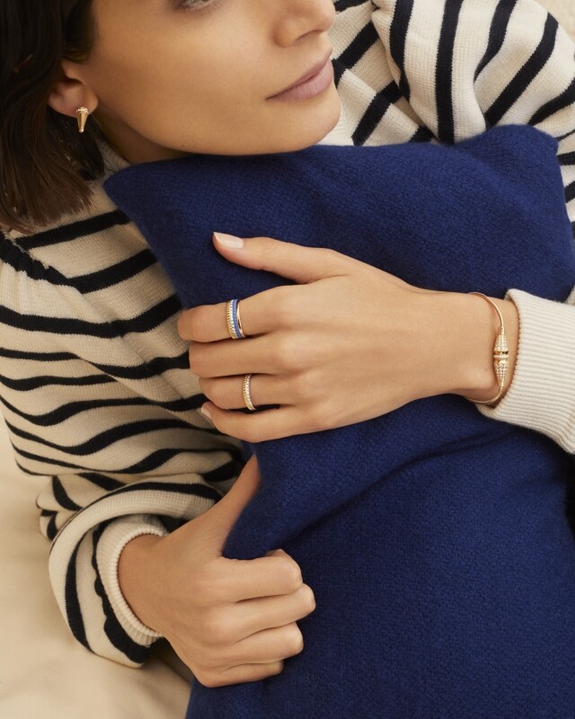 Boucheron 繼 Classique、Black、White、Radiant 和 Red 系列後,推出 Quatre Blue 系列。 Boucheron 繼 Classique、Black、White、Radiant 和 Red 系列後,推出 Quatre Blue 系列。