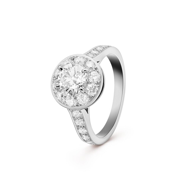 設計夢幻的 Van Cleef & Arpels ，這枚 Icône 鑽石鉑金戒指鑲嵌 1 卡 EVVS2 等級的鑽石。