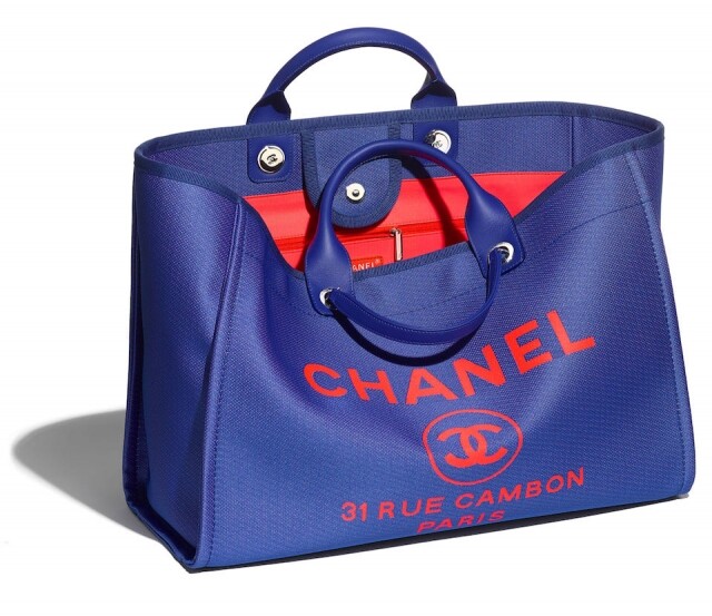 今季 Chanel logo 帆布袋以彩藍色作主色