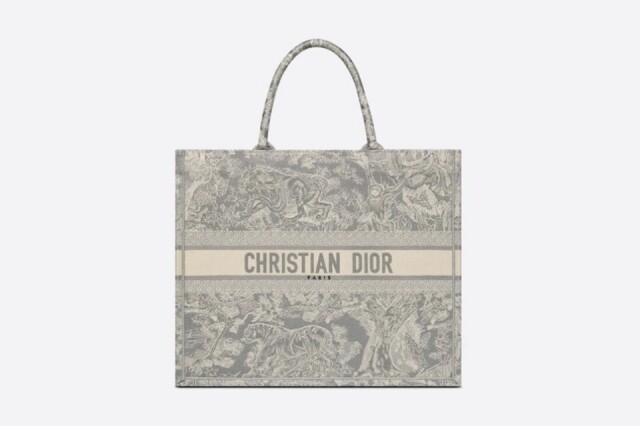 Dior Book Tote 灰色帆布袋予人較低調的感覺
