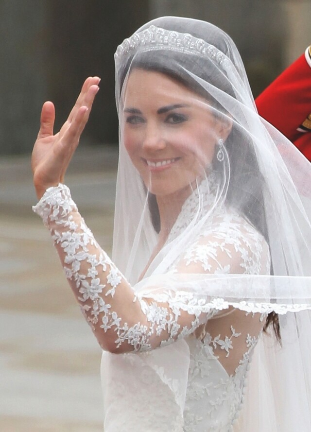 劍橋公爵夫人 Kate Middleton 在大婚當日便佩戴了卡地亞的 Halo 冠冕
