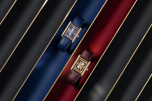另一款 Tank Louis Cartier 系列腕錶，同樣以品牌 DNA 藍色與紅色來強調錶盤的幾何線條，締造與別不同的專貴魅力。