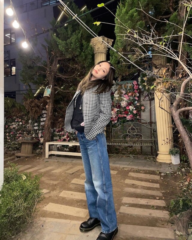 Blackpink Jennie 穿厚底令直筒牛仔褲更顯高 Blackpink Jennie 穿厚底令直筒牛仔褲更顯高