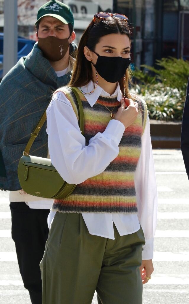 夏天穿搭要揹「腋下手袋」:歐美名模、 Blackpink 成員私下也鍾情復古包 夏天穿搭要揹「腋下手袋」:歐美名模、 Blackpink 成員私下也鍾情復古包