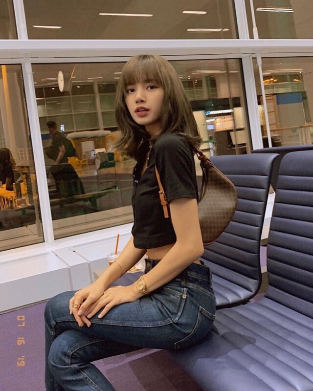 Lisa 半月型的 Celine 腋下手袋搭配最簡單的黑色短版上衣與牛仔褲已很有 90 年代的復古感 Lisa 半月型的 Celine 腋下手袋搭配最簡單的黑色短版上衣與牛仔褲已很有 90 年代的復古感