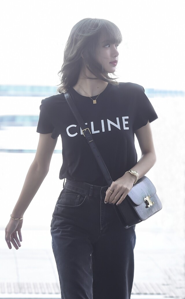 Blackpink Lisa 早前便用上了蜥蜴皮革的中號 Celine Triomphe 系列手袋。