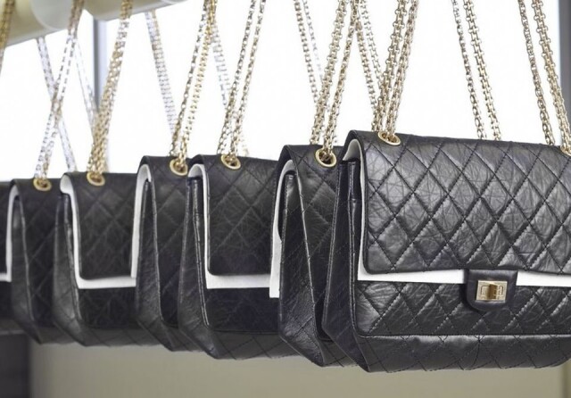 Chanel 2.55 手袋一大特色綴有全金屬的扁平鏈，而於 50 年代是更是一大突破