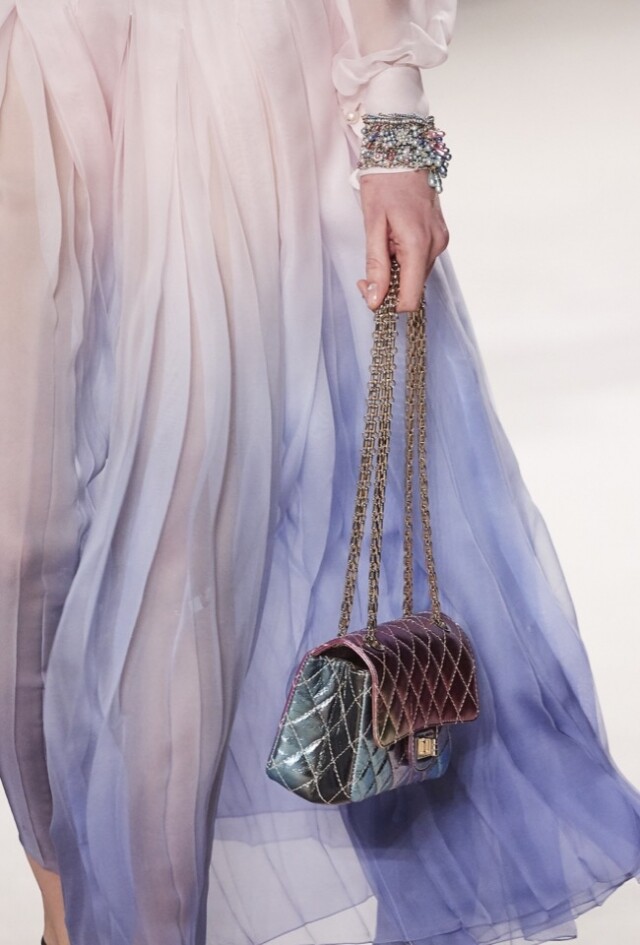 在 2020 工藝坊系列上，Chanel 漸變色 2.55 手袋襯上雪紡裙設計，更具詩情畫意。