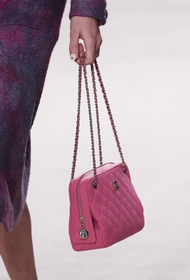 Chanel 粉桃紅色手挽袋 $25,700