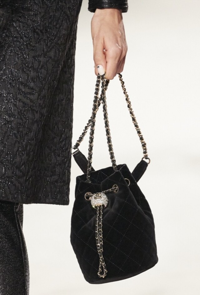 Chanel 黑色絲絨水桶袋 $28,900
