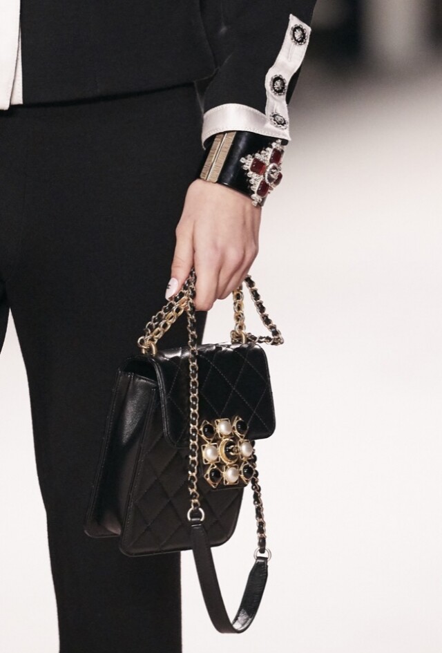 Chanel 綴珍珠珠飾手袋 $43,300