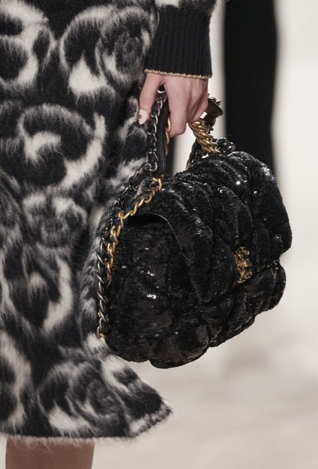 Chanel 黑色珠片 Chanel 19 系列手袋 $39,600