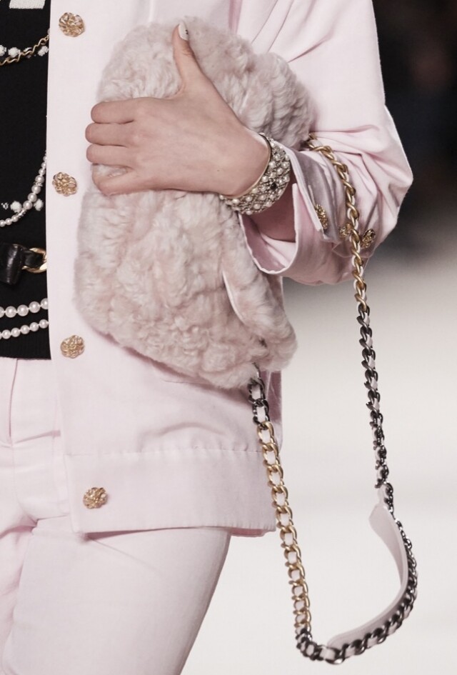 Chanel 淡粉紅色剪羊毛 Chanel 19 系列手袋 $38,700