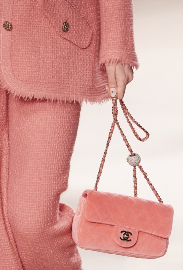 Chanel 珊瑚色絲絨 Classic Flap 系列手袋 $31,300
