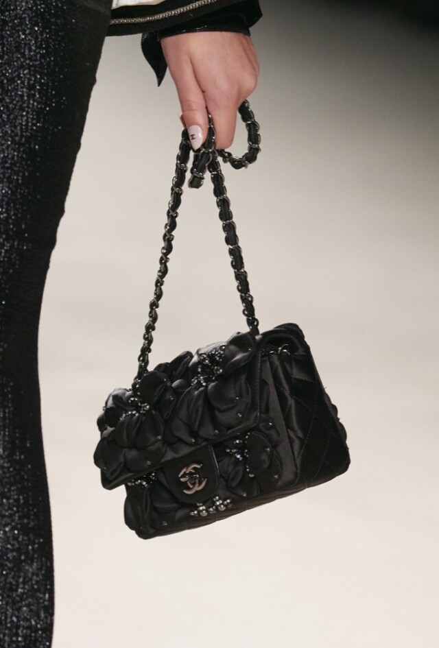 Chanel 黑色絲質立體花圖案 Classic Flap 系列手袋 $78,300