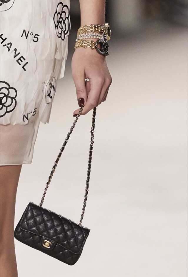 Chanel 黑色迷你 Classic Flap 系列手袋 售價待定 Chanel 黑色迷你 Classic Flap 系列手袋 售價待定