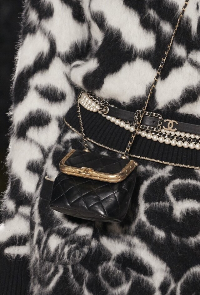 Chanel 細號黑色 Kiss-Lock 扣系列手袋 $31,300