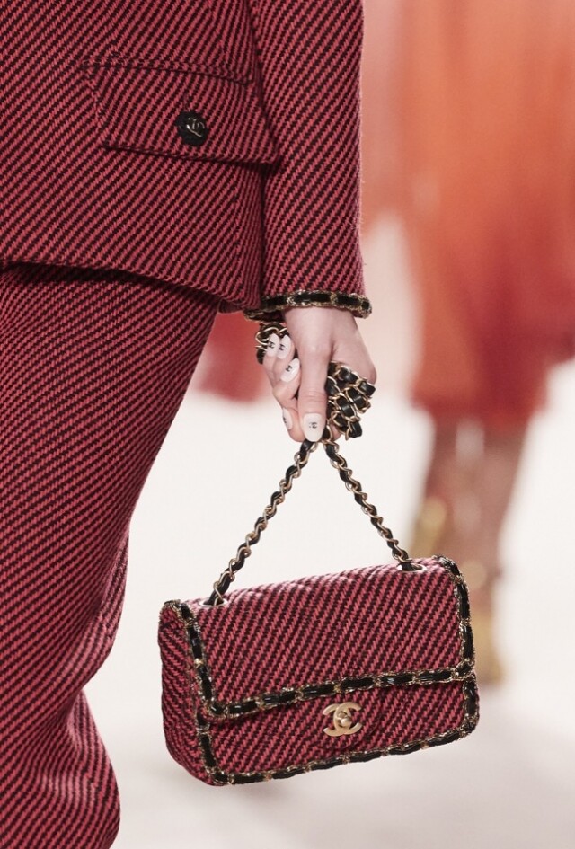 Chanel 酒紅色 Tweed 料綴金屬鏈 Classic Flap 系列手袋 售價待定