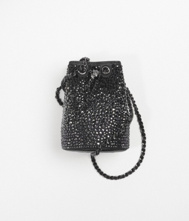 2021 Chanel 小皮具推薦：綴水晶黑色迷你水筒袋