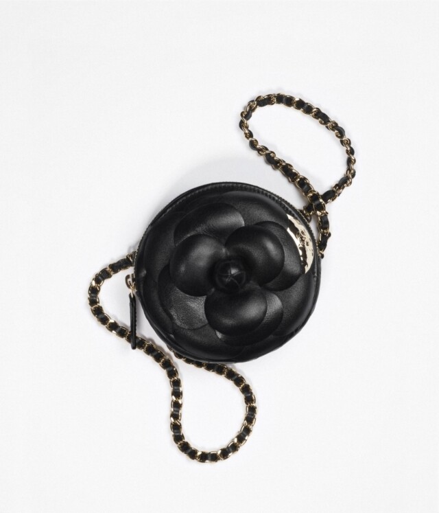 2021 Chanel 小皮具推薦：黑色山茶花造型圓形手袋