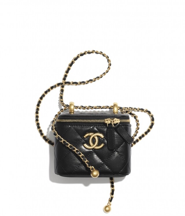 Chanel 小皮具最吸引的類別，一定是迷你化妝袋 Vanity Case。