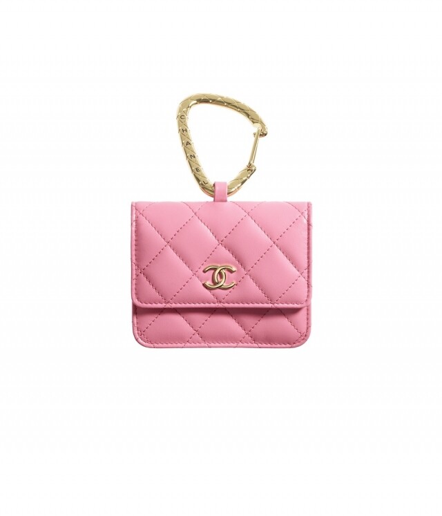 Chanel 2021 秋冬手袋又有驚喜！絕美「粉餅包」及「粉黑晚宴袋」少女心爆發，助跑準備