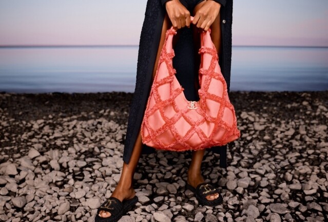 Chanel 新手袋設計同樣備有粉紅色，更具春夏氣息。