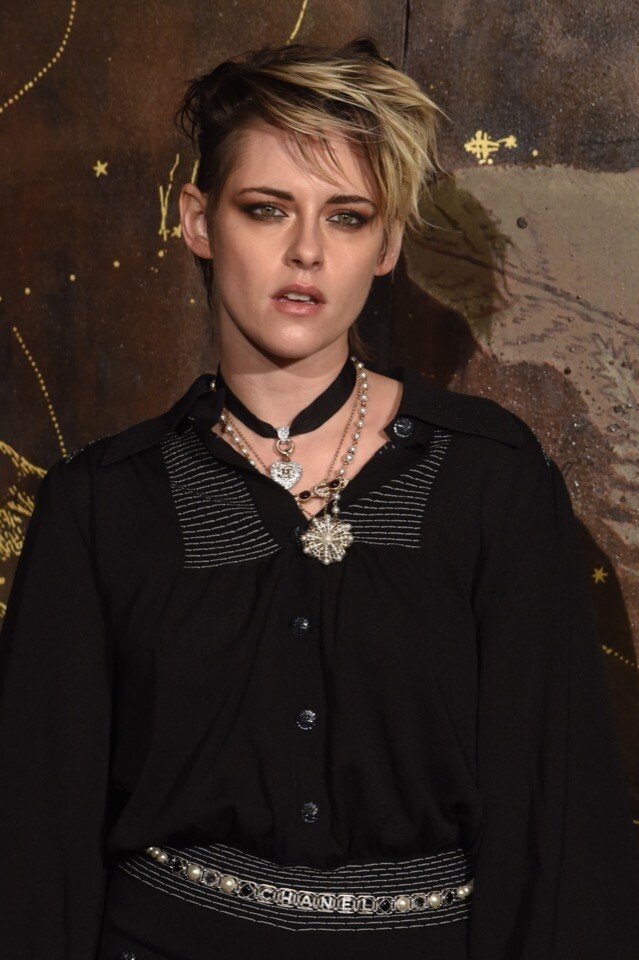 Kristen Stewart 便以不同長度的 Chanel 頸鏈配襯造型，營造型格自我的風格。