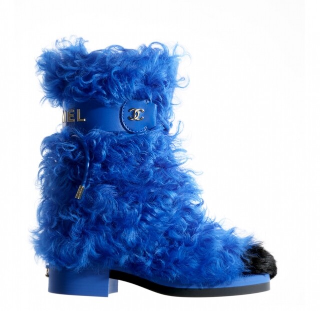 Chanel 彩藍色剪羊毛短靴 $16,500