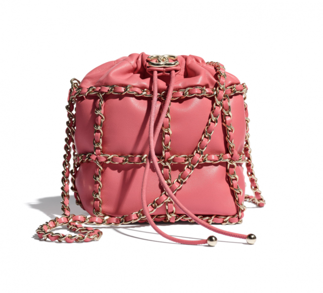 Chanel 珊瑚色金屬穿皮鏈水桶袋 $36,600