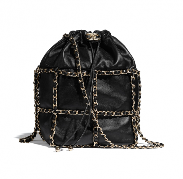 Chanel 黑色金屬穿皮鏈水桶袋 $39,300