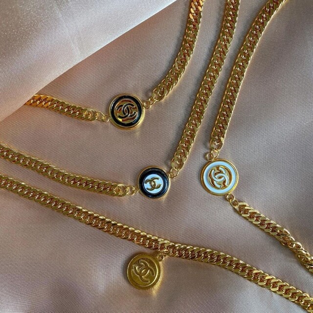 中古 Chanel 鈕扣被「二次創作」成這樣！舊物改造成時尚頸鏈、耳環、戒指