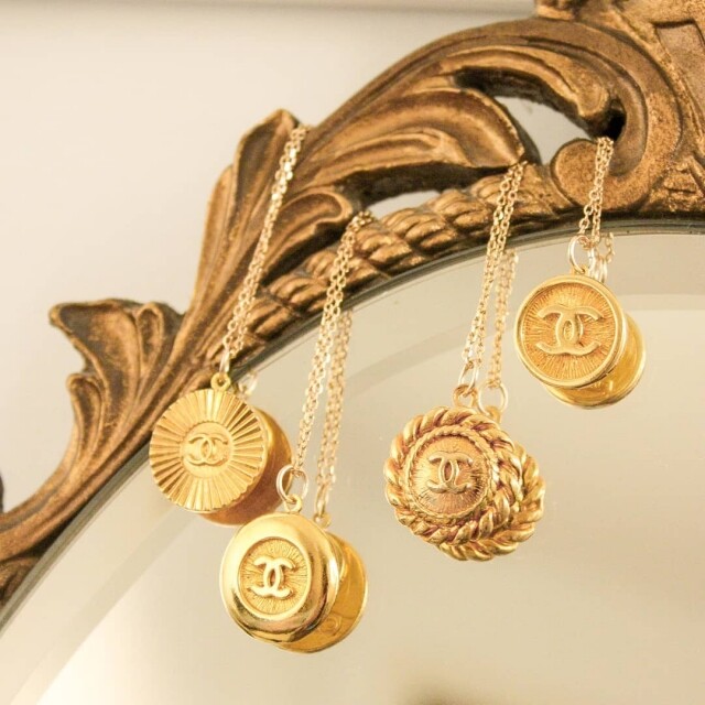 中古 Chanel 鈕扣被「二次創作」成這樣！舊物改造成時尚頸鏈、耳環、戒指