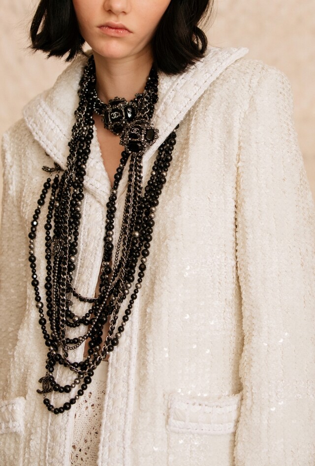 黑色珠鏈都是常見於 2022 Chanel 早春系列