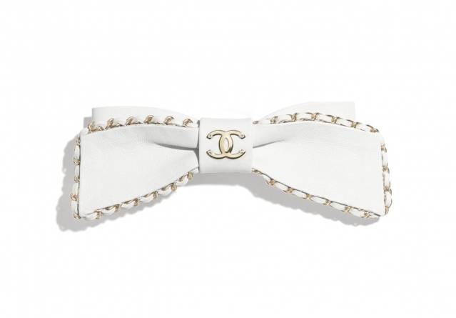 Chanel 白色蝴蝶結羊皮髮夾 $4,800 Chanel 白色蝴蝶結羊皮髮夾 $4,800
