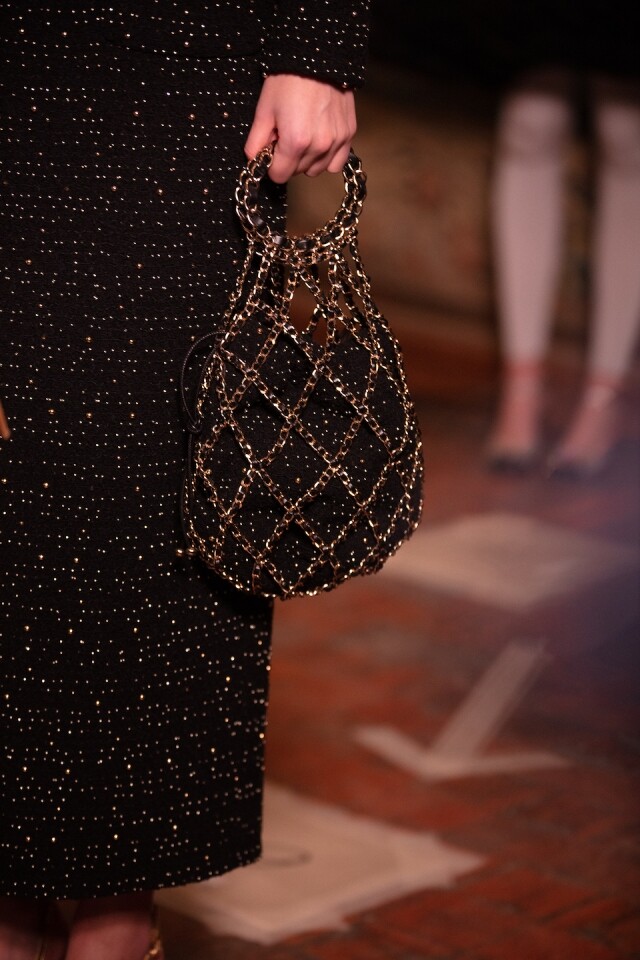 2021 Chanel Metiers d’art 工藝坊系列新推了網狀珠飾袋