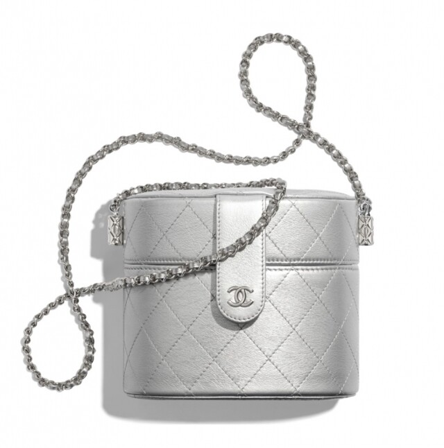 Chanel 銀色圓筒形小手袋 $14,400