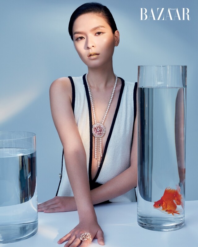 BAZAAR 特意找來部分珍貴的 Chanel high jewellry 首飾，配合 Chanel ss21 春夏系列服裝，營造出最矜貴又獨一無二的 Chanel 頂級珠寶浪漫氣息。