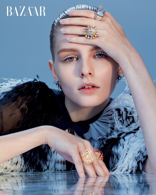 BAZAAR 特意找來部分珍貴的 Chanel high jewellry 首飾，配合 Chanel ss21 春夏系列服裝，營造出最矜貴又獨一無二的 Chanel 頂級珠寶浪漫氣息。
