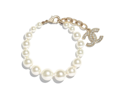 Chanel 綴玻璃珍珠、樹脂、晶石手鍊 $3,800 Chanel 綴玻璃珍珠、樹脂、晶石手鍊 $3,800