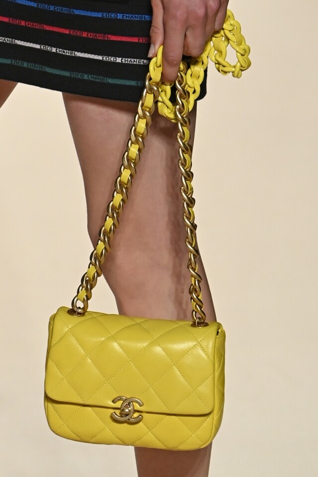 Chanel 鮮黃色 Classic Flap 系列手袋