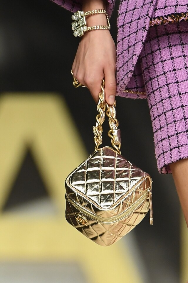 Chanel 金色方形小手袋