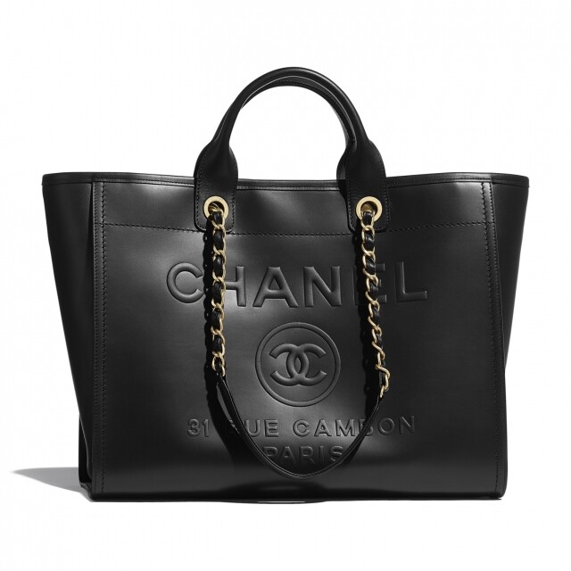 Chanel 的 Large Tote bag 除了有帆布設計外，更有全牛皮設計，令手袋更顯高貴，而黑金的配色更是十分 Chanel