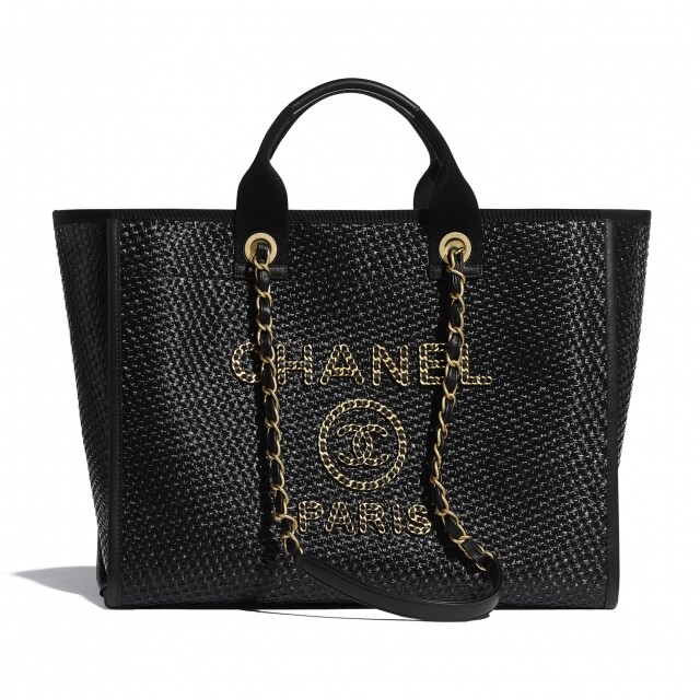 籐織版的 Chanel Tote Bag 亦有黑色為主調的設計，同樣充滿夏日氣息。$36,300