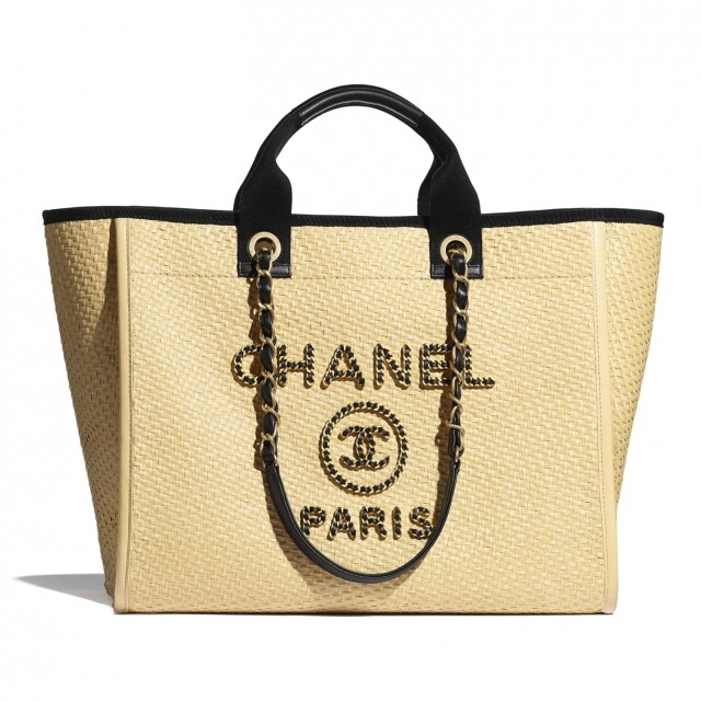 今季 Chanel 還推出了籐織版的 Tote Bag，袋上的字樣以經典的皮革穿鏈帶製成，散發出奢華的度假感。