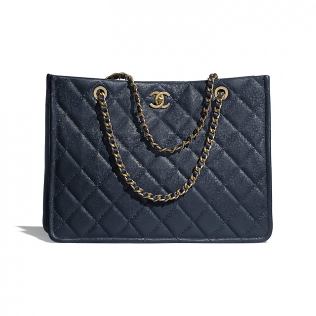 另一款 Chanel 的皮革 tote bag，以軍藍色為主調，容量更充足，無論外型或顏色亦適合作上班袋