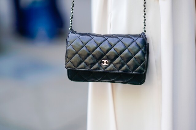 黑色設計的 Chanel WOC 最多人搶購，只因其百搭款式，任何場合用都不會失禮。